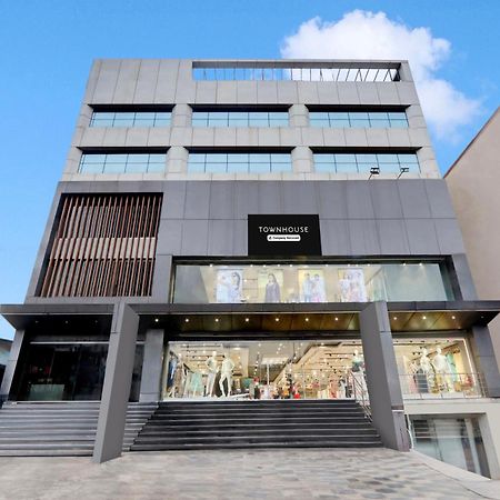 Super Townhouse Daba Garden Road Hotell Visakhapatnam Exteriör bild