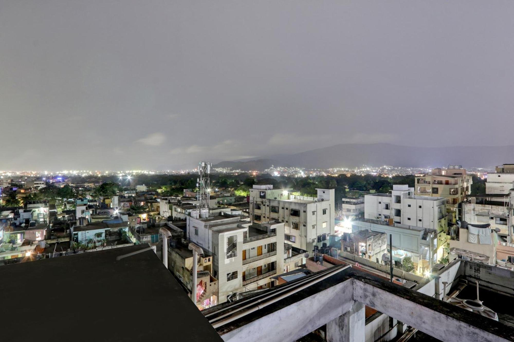 Super Townhouse Daba Garden Road Hotell Visakhapatnam Exteriör bild