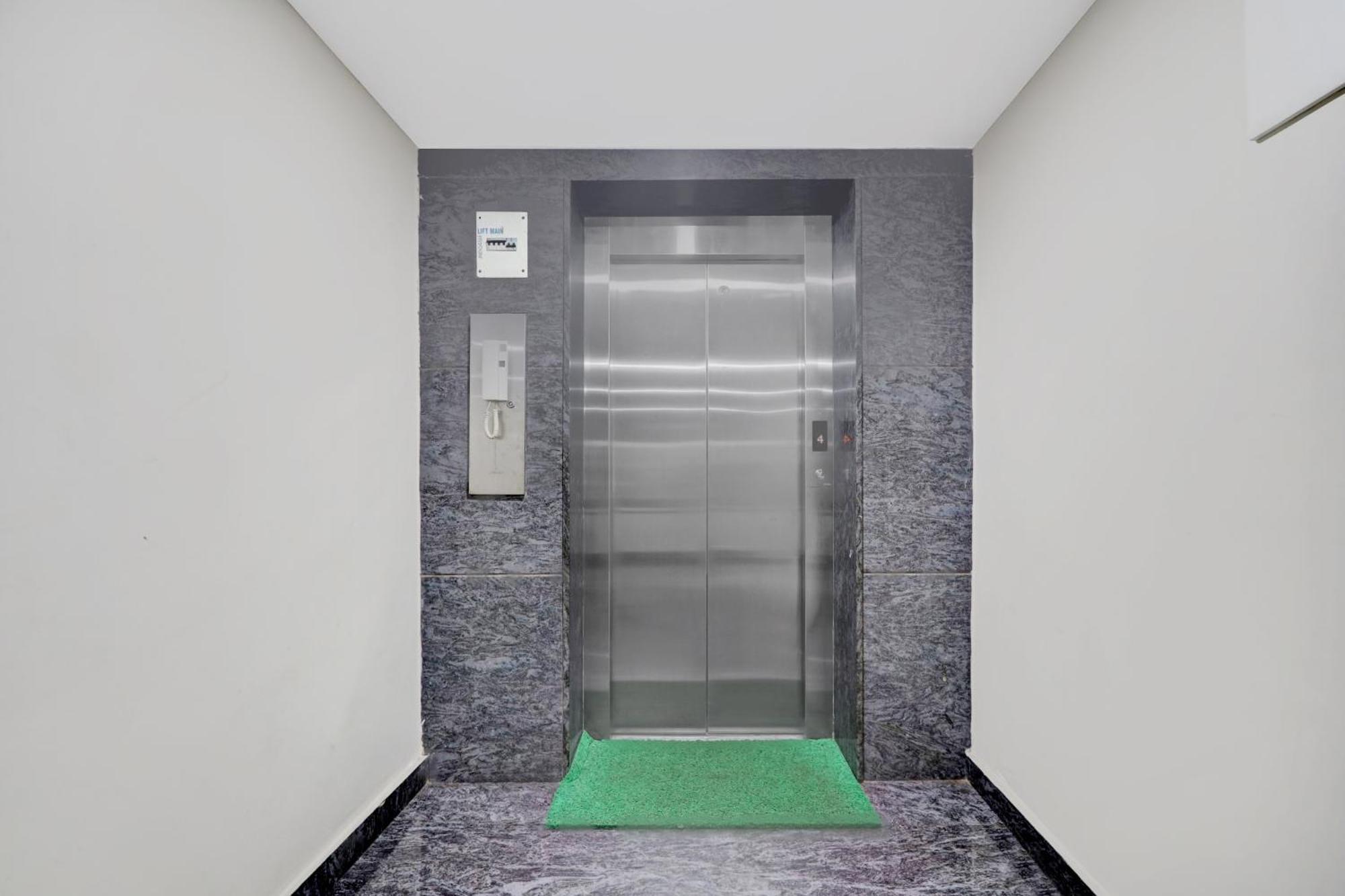 Super Townhouse Daba Garden Road Hotell Visakhapatnam Exteriör bild