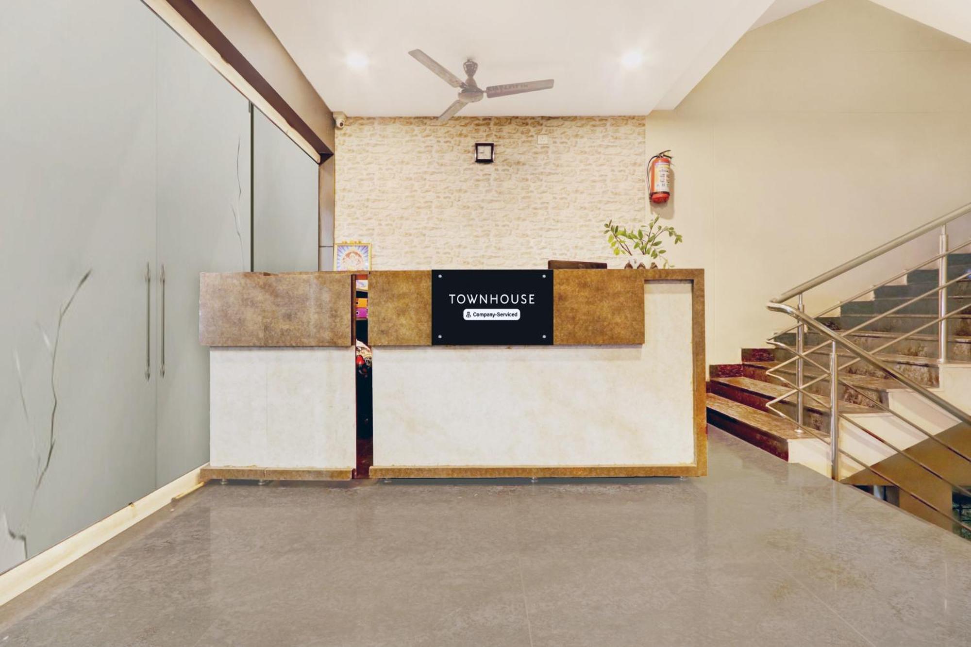 Super Townhouse Daba Garden Road Hotell Visakhapatnam Exteriör bild