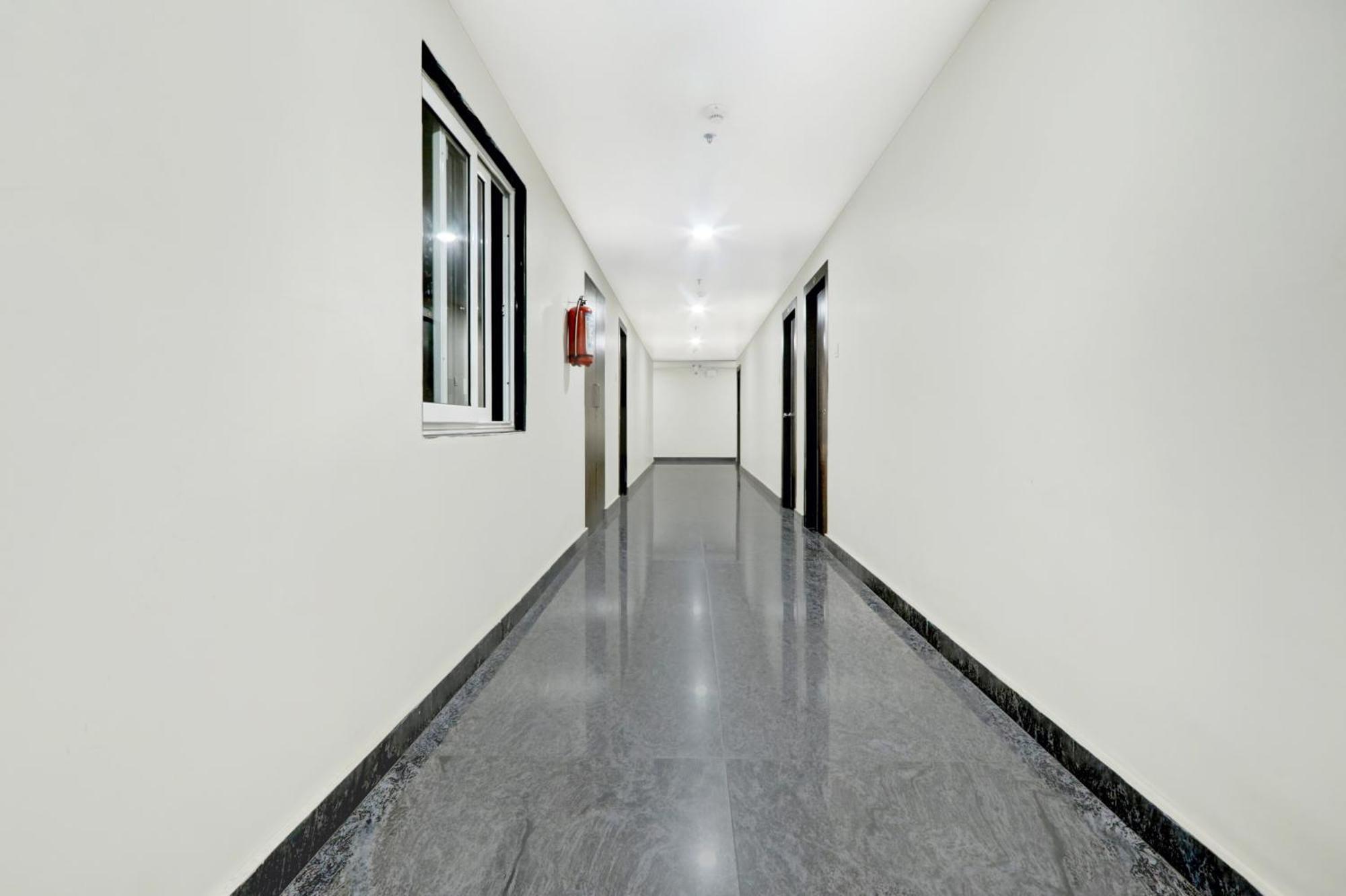 Super Townhouse Daba Garden Road Hotell Visakhapatnam Exteriör bild